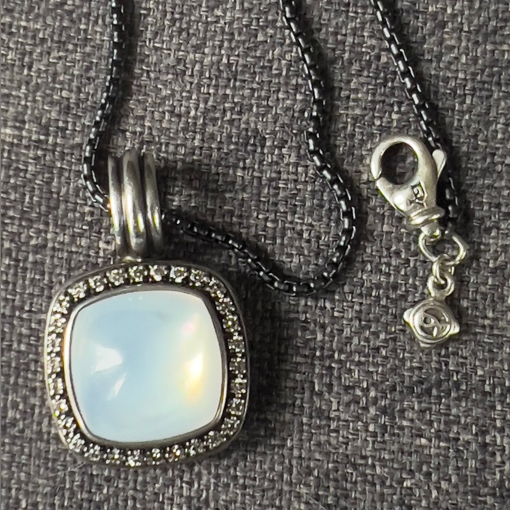 David Yurman Mother Of Pearl Doublet &
Diamond Albion Pendant Necklace 🦄 - Picture 4 of 6